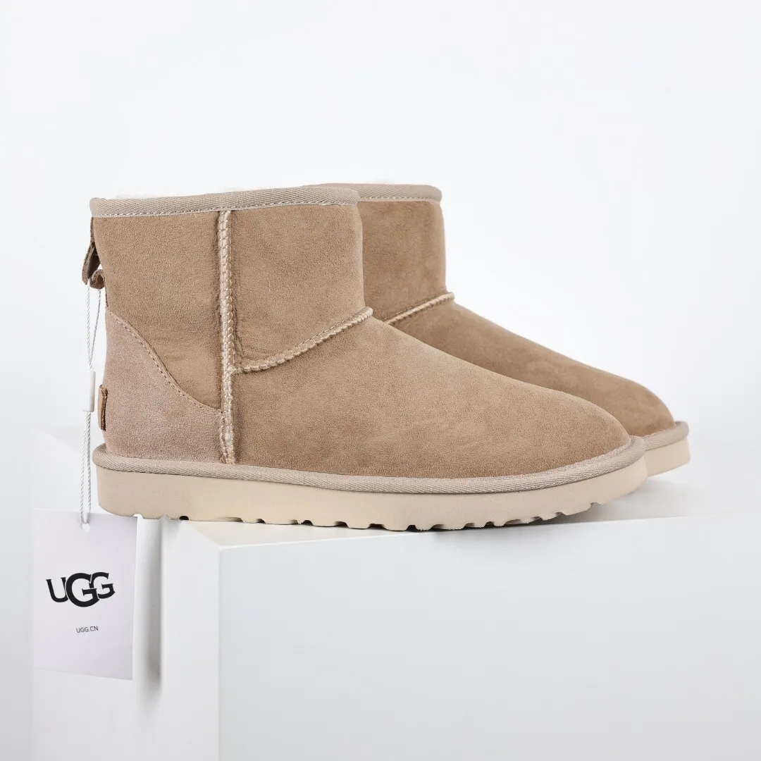 Pick up locally 💰540 Core recommendation Good price Cashmere insoles are a very suitable choice for keeping warm in winter and at home. In the new year, uug launched a series of styles, which are partial to the preferences of young consumers and have also moved to the forefront of fashion trends. Shoe body material Water-repellent coated suede upper 17mm UGGPURE™ implanted wool insole Lightweight non-slip comfortable rubber outsole With brand LOGO Trademark Comes with a full set of packaging Size: 35 36 37 38 39 40 41 42 43 44